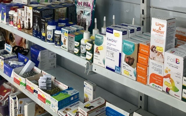 Prateleira de medicamentos e antipulgas da loja