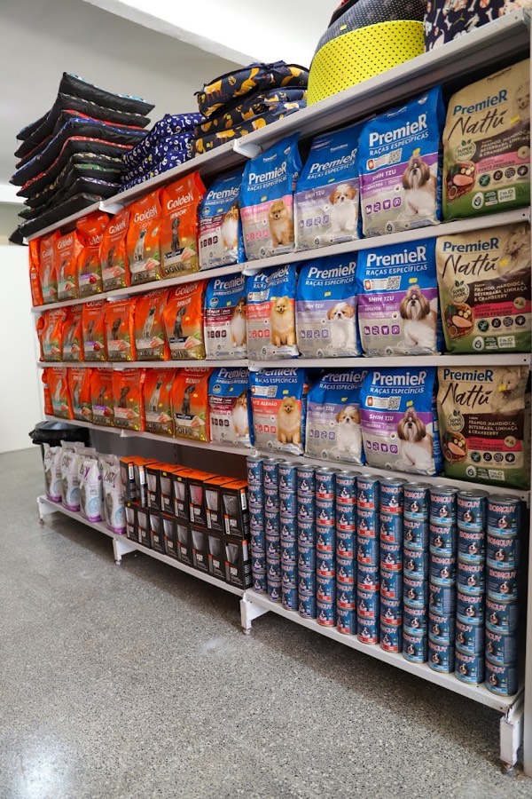 Prateleiras de ração para cães e gatos na loja